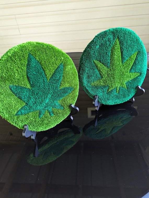 Small Cannabis Leaf Tuft Decor