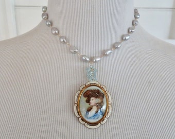 Collar de perlas y colgante de porcelana, retrato de porcelana vintage, joyería Thomas L. Mott