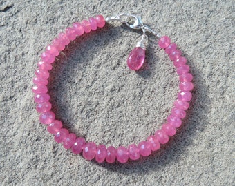 Roze saffier stapelarmband, roze saffierarmband, roze saffier gelaagde armband