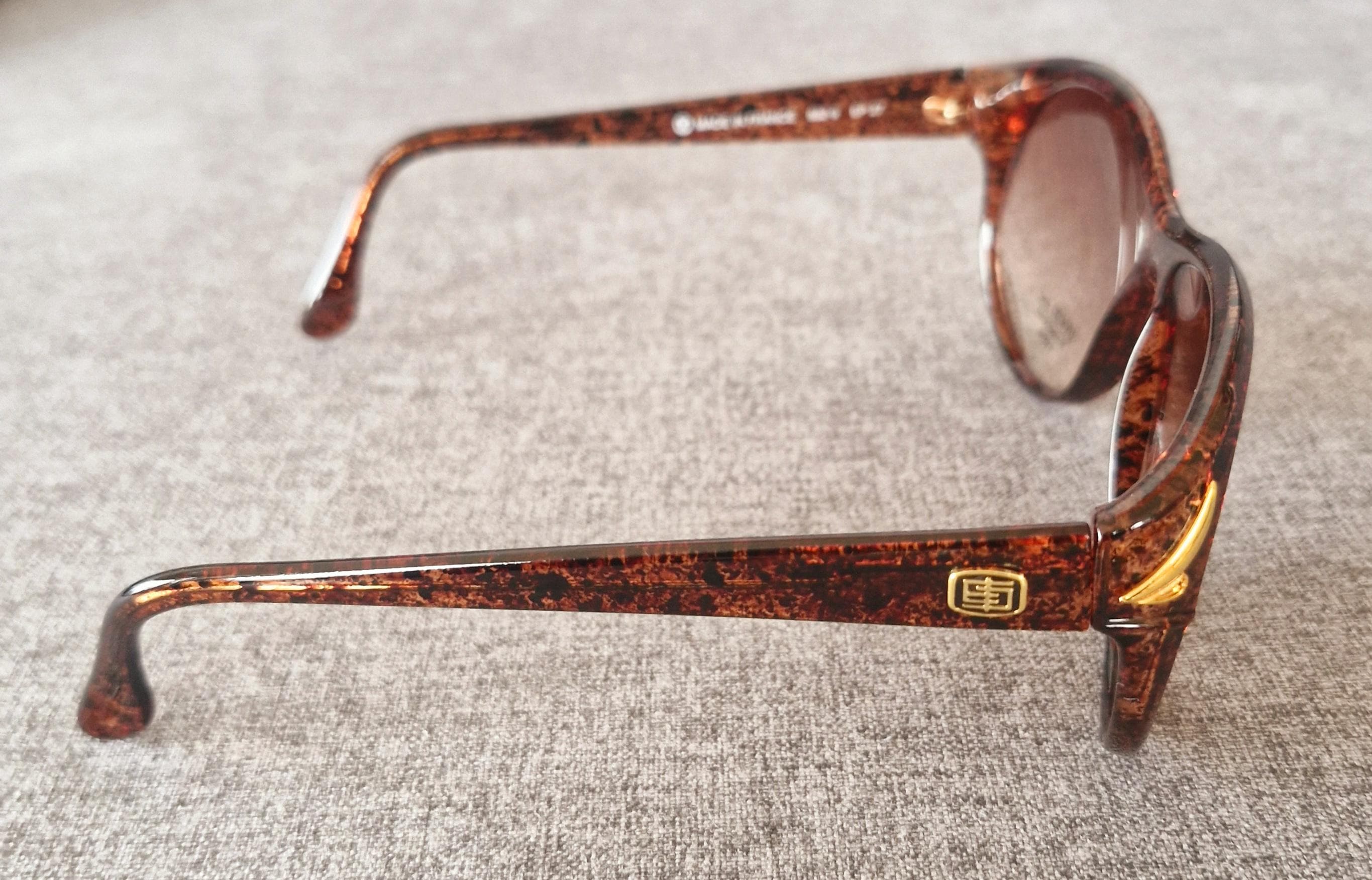 ヴィンテージの半透明アンバー＆ブラックの斑点模様のラウンドフレーム