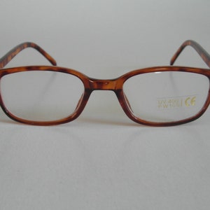 Puede incluir: Gafas de lectura de carey con lentes transparentes. Las gafas tienen una marca UV 400 y CE en la lente derecha.