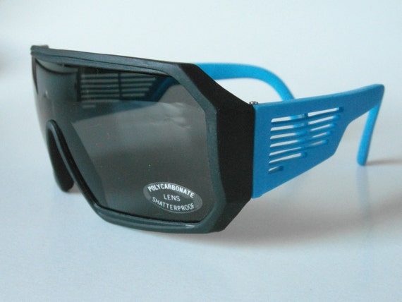 Vintage Matt Black & Blue Sports Shield Sunglasses - image 2