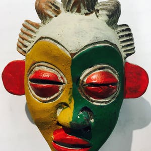 Vintage krokodillengroen, mosterdgeel, karmozijnrood en wit handgeschilderd West-Afrikaans paspoortmasker