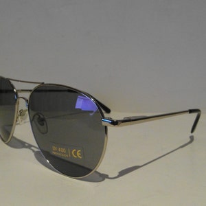 K&ouml;nnte beinhalten: Silberne Aviator-Sonnenbrille mit dunkelgrauen Gl&auml;sern. Die Sonnenbrille hat UV 400 Schutz und CE-Zertifizierung.