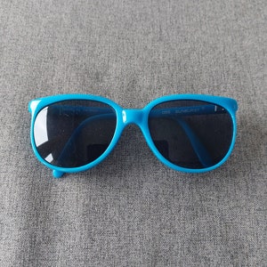 Okulary przeciwsłoneczne dla dzieci w kolorze niebieskim w stylu vintage w kształcie litery D