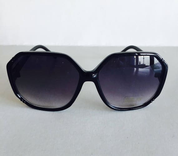 Pr Black Hexagonal Frame Sunglasses Amazon.com: WearMe Pro Polarized Rounded Hexagon Retro  main image 2
