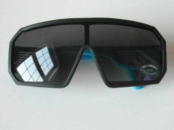 Vintage Matt Black & Blue Sports Shield Sunglasses - image 4