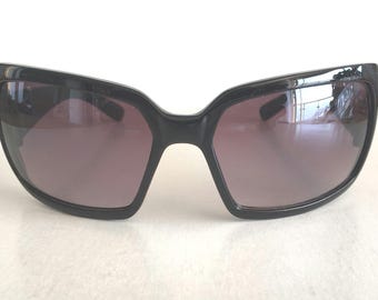 Vintage glänzend schwarze rechteckige Sonnenbrille zum Umwickeln