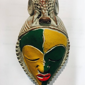 Vintage krokodillengroen, kanariegeel en rood handgeschilderd West-Afrikaans paspoortmasker