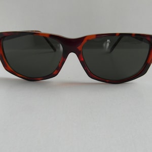 Gafas de sol vintage con montura pentagonal dorada y carey