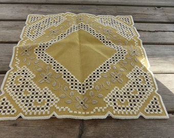 Rare et beau napperon suédois brodé à la main / broderie hardanger / 14 x 14 po. / moutarde, beige et blanc, inutilisé