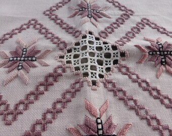 Seltenes und wunderschönes handgesticktes schwedisches Deckchen/ Hardanger embroiderie / rosa und weiß