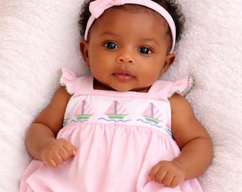 Combinaison bouffante rose à carreaux vichy et smocks, motif voilier – Tenue de boutique pour bébé fille