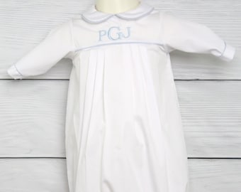 以下が含まれることがあります： 青いトリムと「PGJ」と刺繍された青いモノグラムが付いた白いベビーガウン。