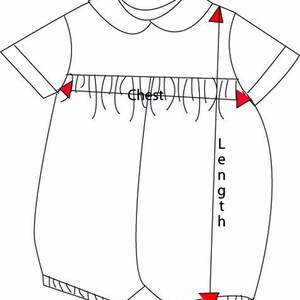 K&ouml;nnte beinhalten: Ein wei&szlig;er Baby-Strampler mit Peter-Pan-Kragen. Der Strampler hat einen R&uuml;schenbesatz um die Brust und eine geraffte Taille. Der Strampler wird in L&auml;nge und Brustweite gemessen.