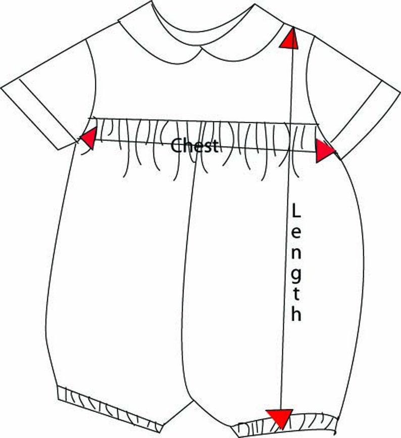 K&ouml;nnte beinhalten: Ein wei&szlig;er Baby-Strampler mit Peter-Pan-Kragen. Der Strampler hat einen R&uuml;schenbesatz um die Brust und eine geraffte Taille. Der Strampler wird in L&auml;nge und Brustweite gemessen.
