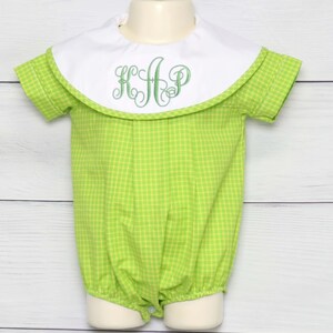 Puede incluir: Un pelele de bebé de cuadros verdes y amarillos con cuello blanco e iniciales bordadas en verde "KHP".