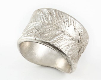 Bague de mariage rustique d’anneau de plume d’argent sterling pour lui ou pour elle.