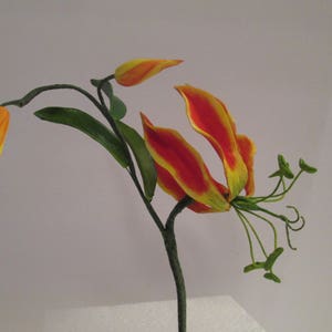 Giglio Gloriosa realistico, topper per torta con giglio fiamma esotico, fiori di zucchero per torte, pasta di gomma, commestibile fatto a mano, fondente