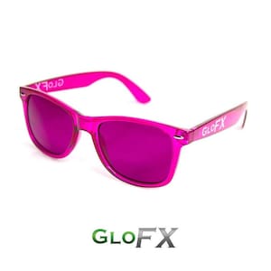 Op de afbeelding: Roze plastic zonnebril met een wit GLOFX-logo op de pootjes. De glazen zijn donkerpaars.