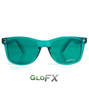 Op de afbeelding: Turquoise blauwe plastic gemonteerde zonnebril met groene lenzen. GLOFX is in wit onderaan de afbeelding gedrukt.