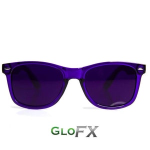 Op de afbeelding: Paarse getinte zonnebril met een zwart montuur. De zonnebril heeft een klassieke aviator-stijl. De merknaam GLOFX staat onderaan de afbeelding.