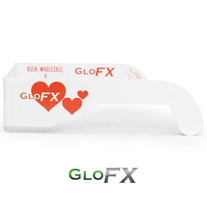 Op de afbeelding: Witte plastic feestbril met rode harten en de tekst "GLOFX" gedrukt op de voorkant. De tekst "BULK, WHOLESALE, &" is ook gedrukt op de voorkant van de bril.