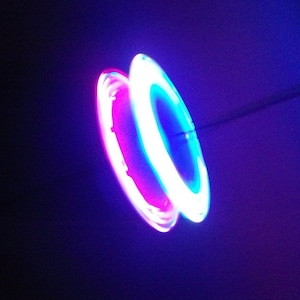 GloFX Basic 12-LED Dubbel Orbit: Blandade 28 tums Färger Växel Ljusande Snurrande Vågande Blinkande/Färgskiftande Lysande i Mörker
