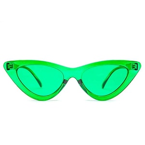 Op de afbeelding: Groene cat-eye zonnebril met een dun montuur en groene glazen.