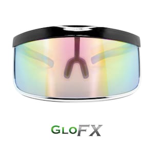 Puede incluir: Gafas de sol de visera negras con una montura transparente iridiscente y una lente reflectante de color arcoíris. Las gafas de sol tienen un logotipo de GLOFX en la parte inferior.