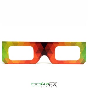 Op de afbeelding: Een paar rode, oranje, gele en groene 3D-brillen met een geometrisch patroon. De bril is gemaakt van karton en heeft een witte achtergrond.