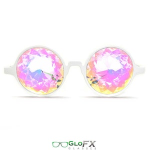 Puede incluir: Gafas redondas blancas de caleidoscopio con lentes iridiscentes rosa y azul. GLOFX GLASSES está impreso en la parte inferior de la imagen.