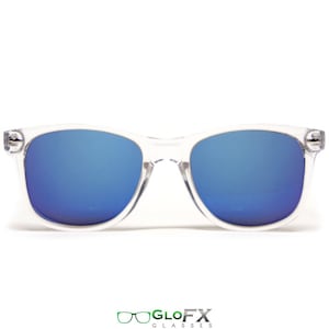 Op de afbeelding: Zonnebril met een transparant montuur en blauwe gespiegelde glazen.