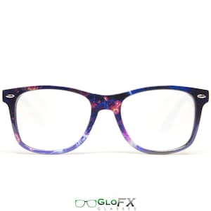 Op de afbeelding: Een paar blauwe en paarse brillen met een galaxy print. De bril heeft een heldere lens en een vierkant montuur.