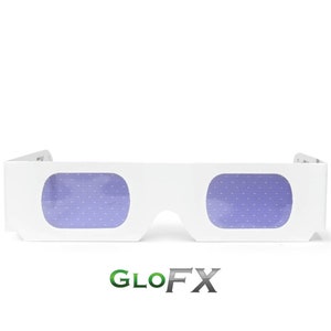 Op de afbeelding: Witte kartonnen 3D-bril met paarse glazen. De glazen hebben een patroon van kleine witte stippen. De bril is gelabeld met "GLOFX" in groene letters.