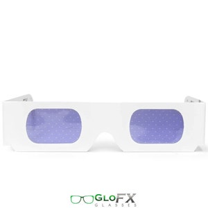 Op de afbeelding: Witte kartonnen 3D-bril met paarse glazen. De glazen hebben een gestippeld patroon.