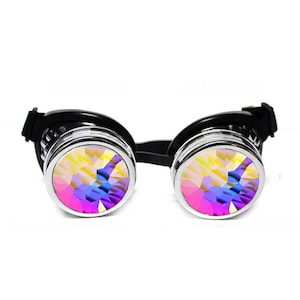 Puede incluir: Gafas de estilo steampunk negras y plateadas con lentes iridiscentes arcoíris.