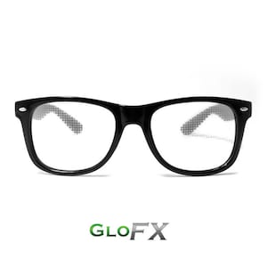 Op de afbeelding: Zwarte plastic gemonteerde bril met heldere glazen. De glazen hebben een subtiel patroon van kleine vierkantjes. De merknaam "GLOFX" is in groen en wit onder de bril gedrukt.