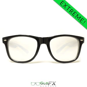 Op de afbeelding: Zwarte plastic gemonteerde bril met heldere glazen. De bril heeft een retro stijl.