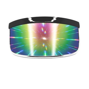 Puede incluir: Un par de gafas de sol de visera negras con un diseño holográfico de arcoíris. El diseño presenta un patrón de estrella con colores iridiscentes.