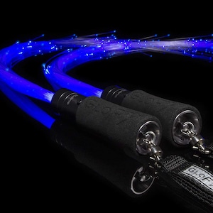 GloFX Space Whip Remix [LED Poi Set] - DOS látigos de fibra óptica giratorios de 360 grados de 3 pies con manijas de doble bucle y luz LED programable