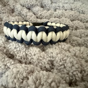 Paracord Armband in Blau & Weiss: Massgeschneiderte Survival Ausrüstung