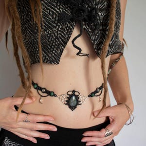 Zwarte tailleriem maansikkel, keltische macramé-buikketting, groene mosagaat festivalriem