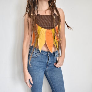 Peut inclure: Un haut halter brun, orange et jaune avec un motif &agrave; carreaux. Le haut est fait de chutes de tissu et a un design unique et fait main.