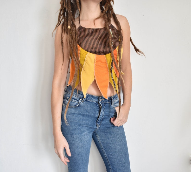 Peut inclure: Un haut halter brun, orange et jaune avec un motif &agrave; carreaux. Le haut est fait de chutes de tissu et a un design unique et fait main.
