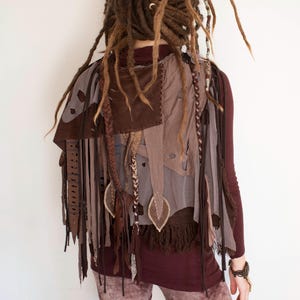 Capa de bosque marrón andrajosa sobre los hombros, capa postapocalíptica desgastada con bellotas, chal élfico del bosque