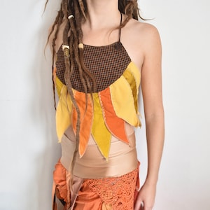 Peut inclure: Un haut halter brun et orange avec un motif de tournesol. Le haut est fait de tissu patchwork et a un motif &agrave; carreaux brun et blanc sur le corsage.