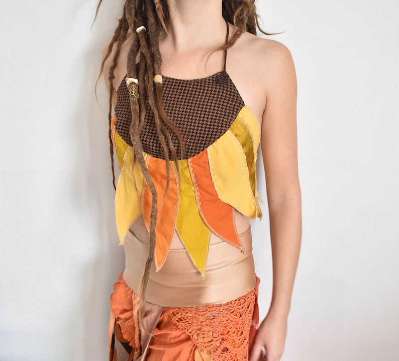 Peut inclure: Un haut halter brun et orange avec un motif de tournesol. Le haut est fait de tissu patchwork et a un motif &agrave; carreaux brun et blanc sur le corsage.
