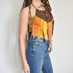Peut inclure: Un haut halter brun, orange et jaune avec un motif &agrave; carreaux brun et blanc. Le haut est fait de chutes de tissu et a un style boh&egrave;me unique.