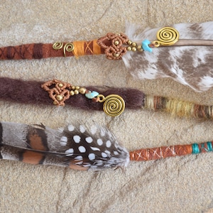 Makramee Dreadlock Perle mit Spiralen, blauer Howlith Dreadschmuck